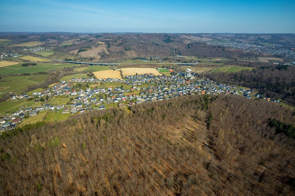 Luftaufnahme Arnsberg - Von Wald umgebene Ortsansicht im Ortsteil Rumbeck in Arnsberg im Bundesland Nordrhein-Westfalen, Deutschland
