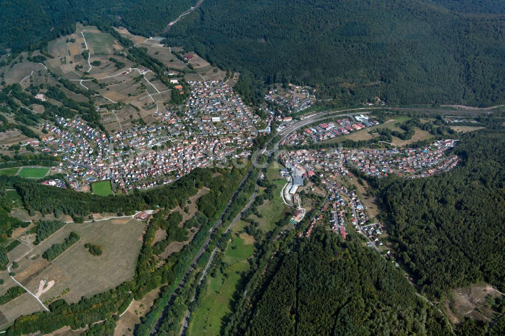Partenstein aus der Vogelperspektive: Von Wald umgebene Ortsansicht in Partenstein im Bundesland Bayern, Deutschland