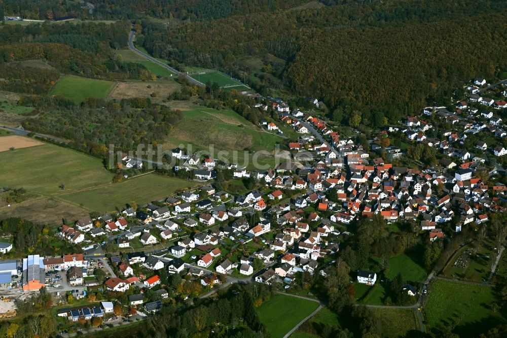 Luftbild Pfaffenwiesbach - Von Wald umgebene Ortsansicht in Pfaffenwiesbach im Bundesland Hessen, Deutschland