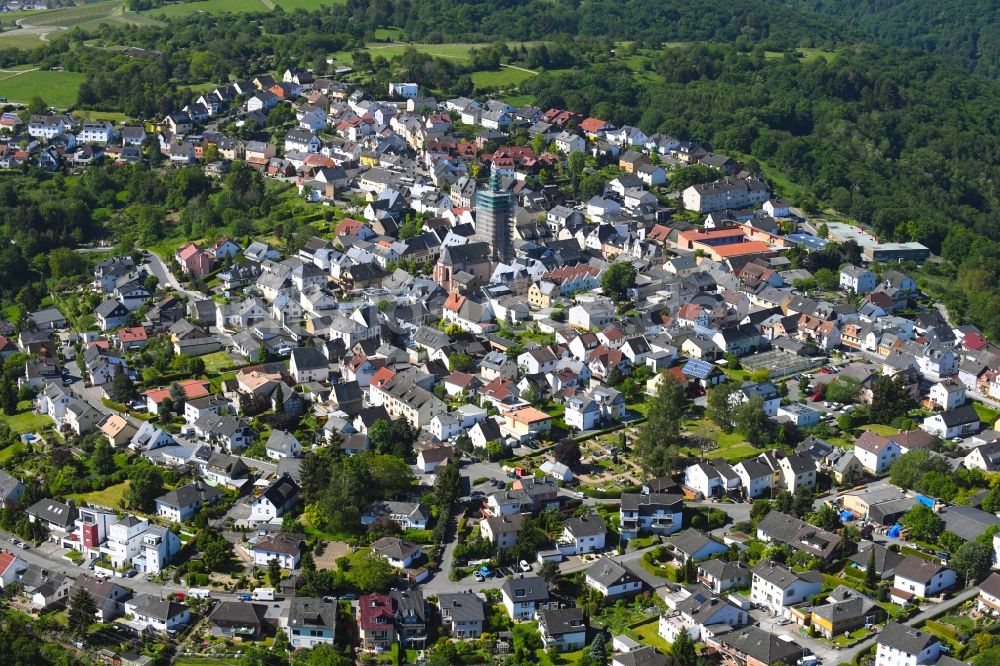 Rauenthal von oben - Von Wald umgebene Ortsansicht in Rauenthal im Bundesland Hessen, Deutschland