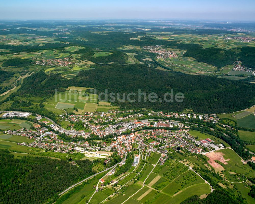 Rohrdorf aus der Vogelperspektive: Von Wald umgebene Ortsansicht in Rohrdorf im Bundesland Baden-Württemberg, Deutschland