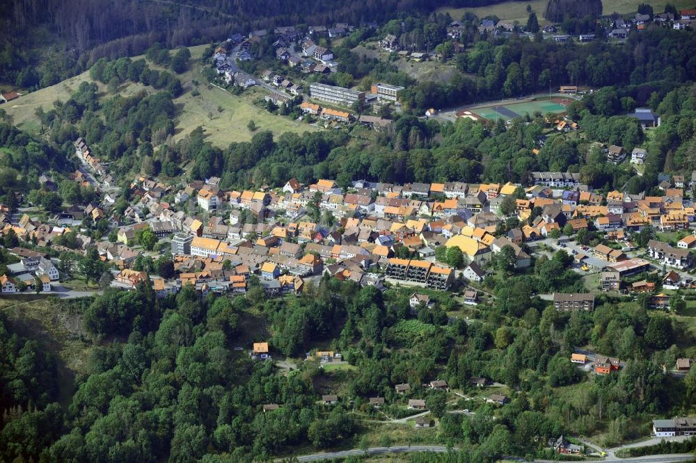 Sankt Andreasberg aus der Vogelperspektive: Von Wald umgebene Ortsansicht in Sankt Andreasberg im Bundesland Niedersachsen, Deutschland