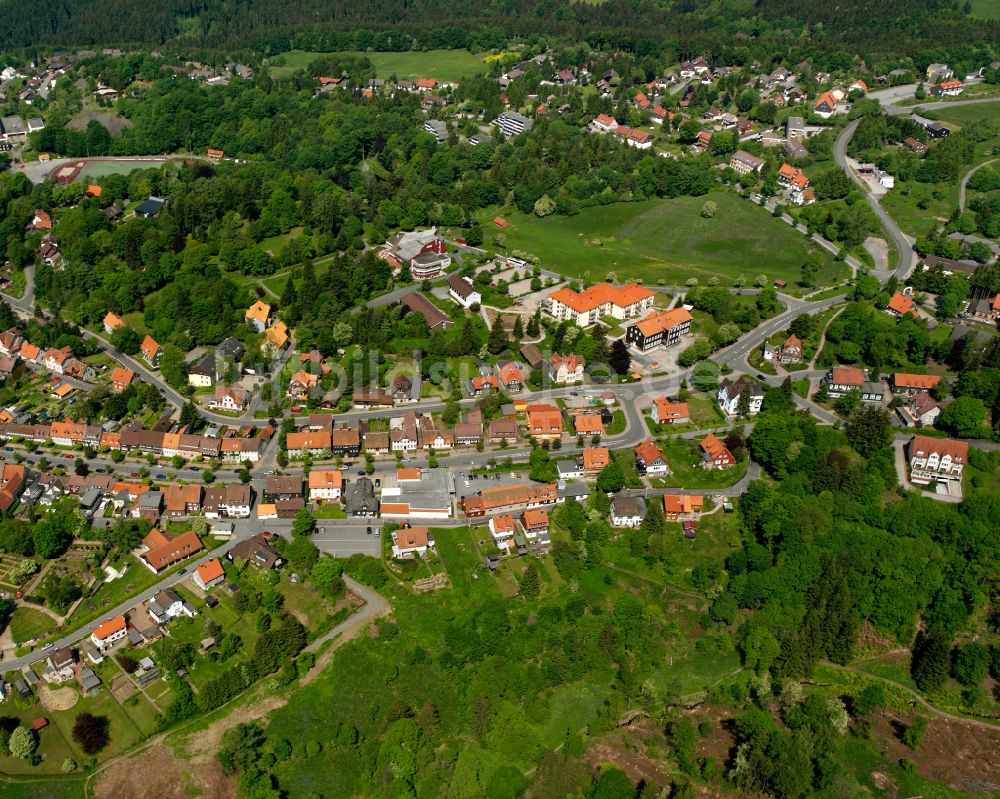 Sankt Andreasberg von oben - Von Wald umgebene Ortsansicht in Sankt Andreasberg im Bundesland Niedersachsen, Deutschland