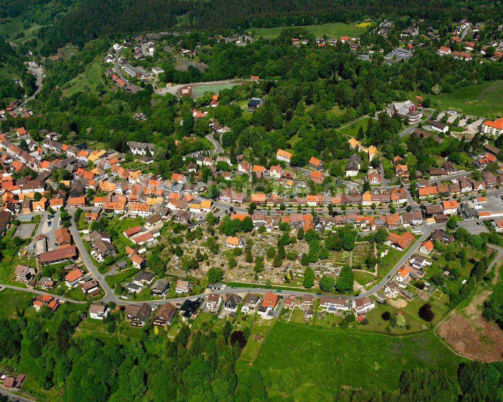 Sankt Andreasberg aus der Vogelperspektive: Von Wald umgebene Ortsansicht in Sankt Andreasberg im Bundesland Niedersachsen, Deutschland