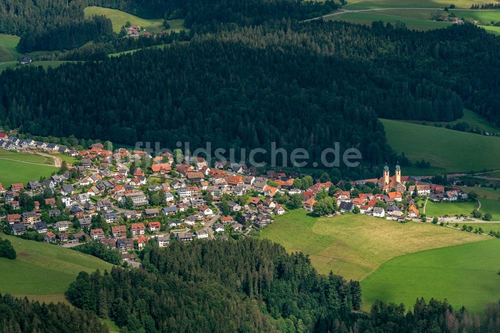 Sankt Märgen von oben - Von Wald umgebene Ortsansicht in Sankt Märgen im Bundesland Baden-Württemberg, Deutschland