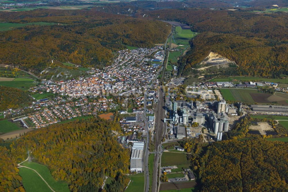 Schelklingen von oben - Von Wald umgebene Ortsansicht in Schelklingen im Bundesland Baden-Württemberg, Deutschland
