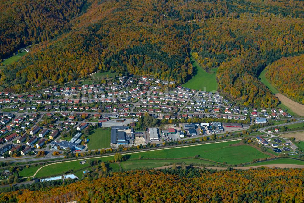 Luftaufnahme Schelklingen - Von Wald umgebene Ortsansicht in Schelklingen im Bundesland Baden-Württemberg, Deutschland
