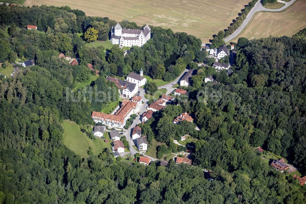 Kronwinkl von oben - Von Wald umgebene Ortsansicht mit Schloss in Kronwinkl im Bundesland Bayern, Deutschland