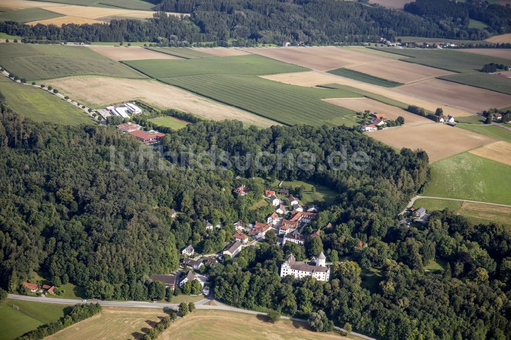 Kronwinkl aus der Vogelperspektive: Von Wald umgebene Ortsansicht mit Schloss in Kronwinkl im Bundesland Bayern, Deutschland