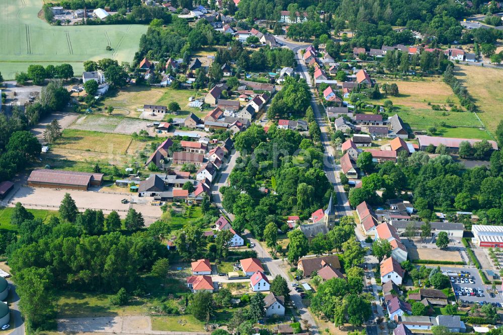 Luftbild Schmachtenhagen - Von Wald umgebene Ortsansicht in Schmachtenhagen im Bundesland Brandenburg, Deutschland