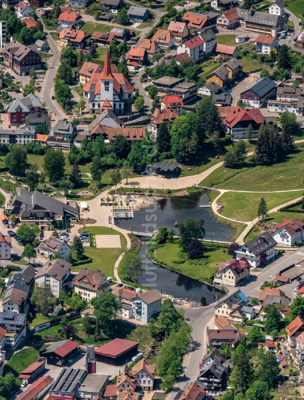 Luftbild Schonach im Schwarzwald - Von Wald umgebene Ortsansicht in Schonach im Schwarzwald im Bundesland Baden-Württemberg, Deutschland