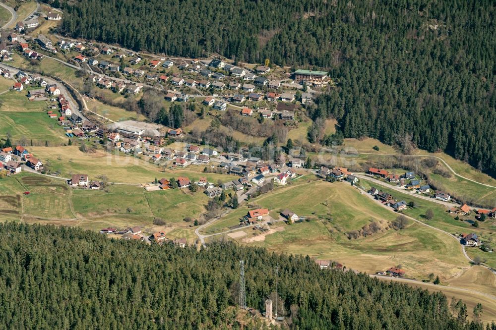 Tonbach von oben - Von Wald umgebene Ortsansicht in Tonbach im Bundesland Baden-Württemberg, Deutschland