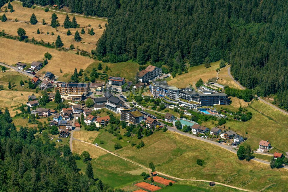Luftaufnahme Tonbach - Von Wald umgebene Ortsansicht in Tonbach im Bundesland Baden-Württemberg, Deutschland