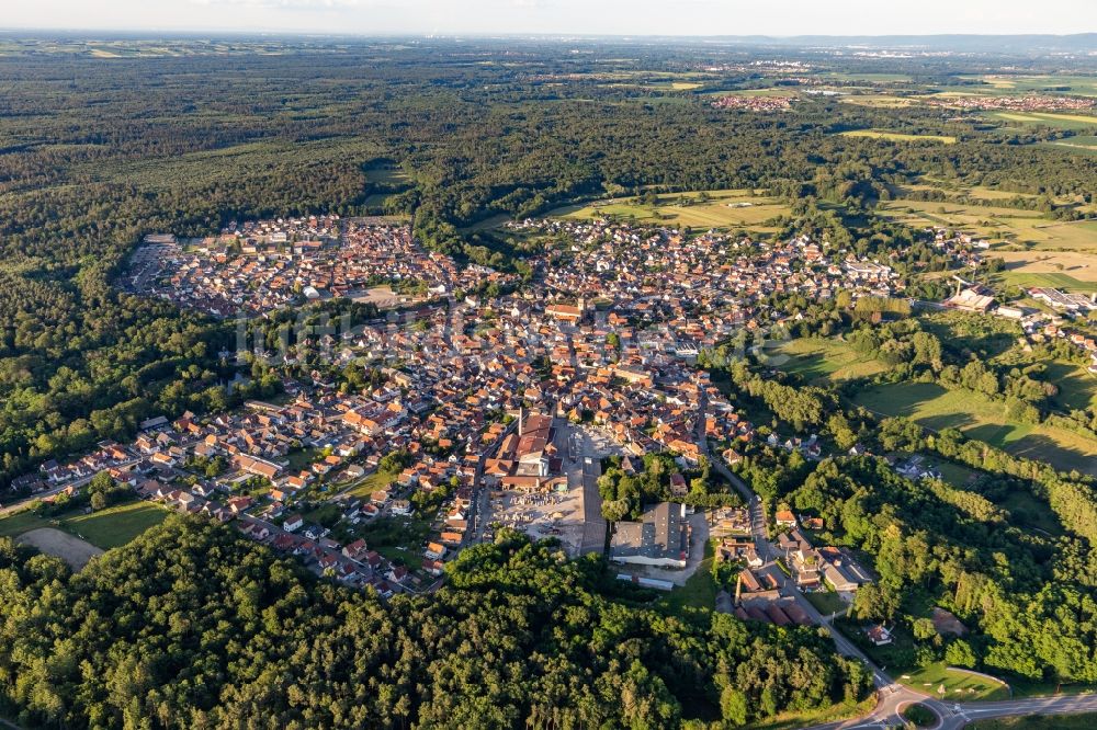 Luftbild Soufflenheim - Von Wald umgebene Ortsansicht des Töpferdorfs in Soufflenheim in Grand Est, Frankreich