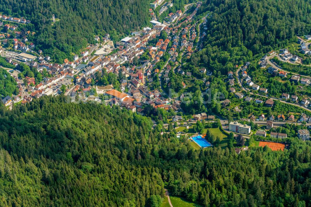 Luftbild Triberg im Schwarzwald - Von Wald umgebene Ortsansicht in Triberg im Schwarzwald im Bundesland Baden-Württemberg, Deutschland