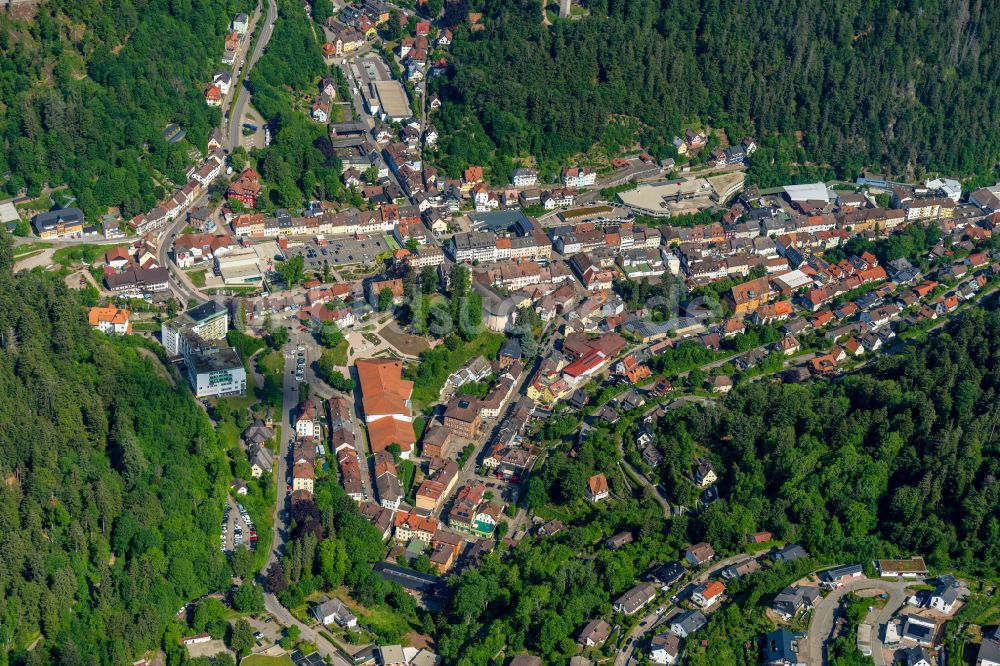 Luftaufnahme Triberg im Schwarzwald - Von Wald umgebene Ortsansicht in Triberg im Schwarzwald im Bundesland Baden-Württemberg, Deutschland