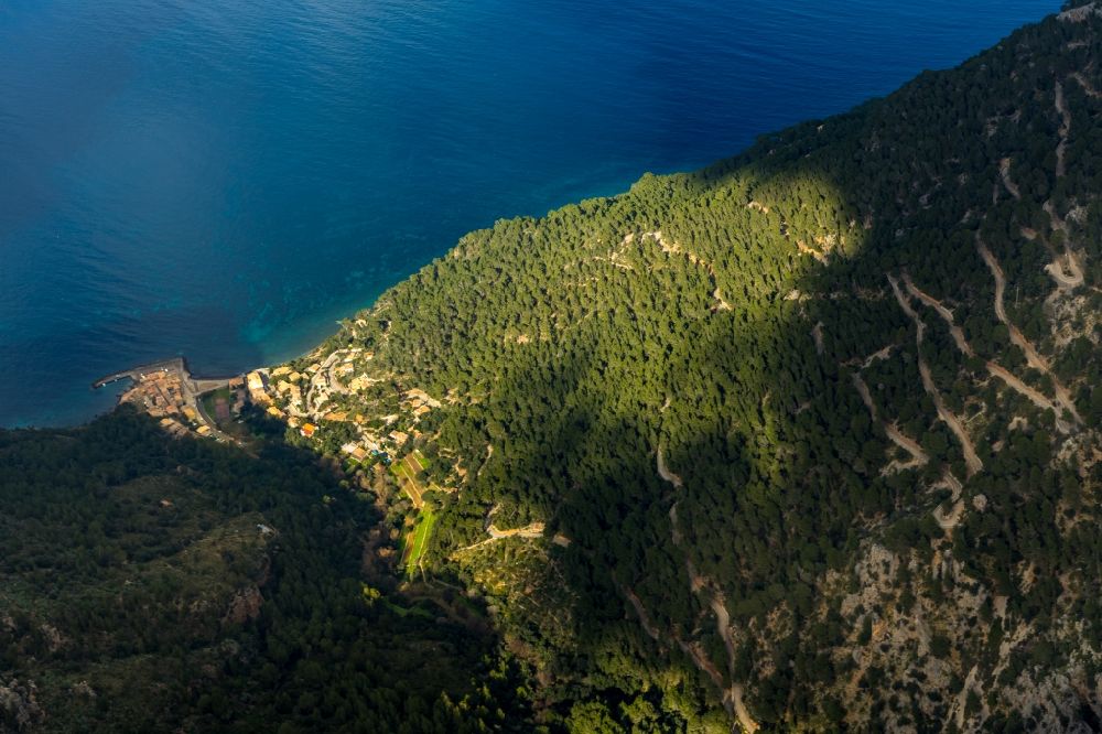 Luftaufnahme Valldemossa - Von Wald umgebene Ortsansicht in Valldemossa in Balearische Insel Malorca, Spanien