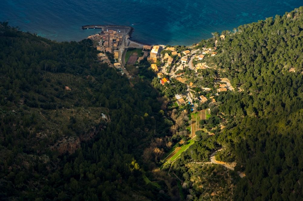 Valldemossa von oben - Von Wald umgebene Ortsansicht in Valldemossa in Balearische Insel Malorca, Spanien