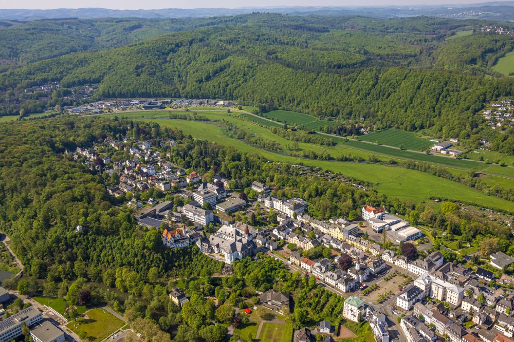 Wennigloh aus der Vogelperspektive: Von Wald umgebene Ortsansicht in Wennigloh im Bundesland Nordrhein-Westfalen, Deutschland