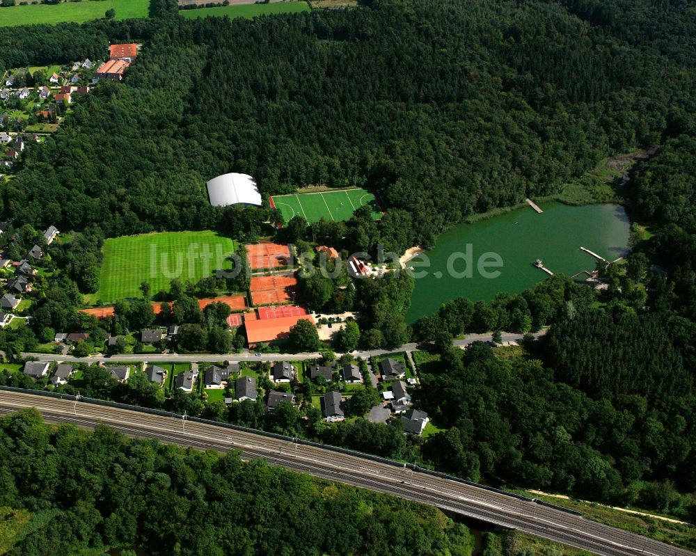 Luftaufnahme Wohltorf - Von Wald umgebene Ortsansicht in Wohltorf im Bundesland Schleswig-Holstein, Deutschland