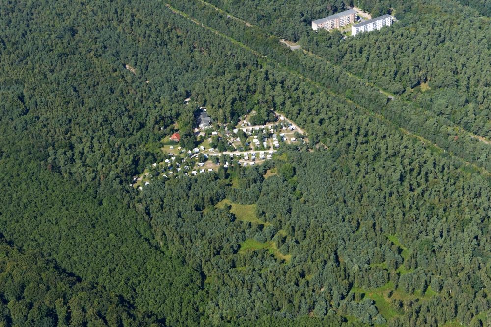 Binz von oben - Von Wald umgebener Campingplatz mit Wohnwagen und Zelten in Binz im Bundesland Mecklenburg-Vorpommern