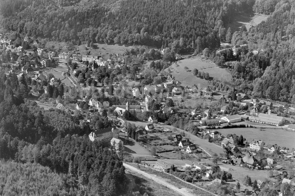 Luftbild Bad Herrenalb - Von Waldflächen umsäumtes Stadtgebiet in Bad Herrenalb im Bundesland Baden-Württemberg, Deutschland