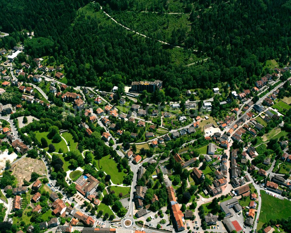 Bad Herrenalb von oben - Von Waldflächen umsäumtes Stadtgebiet in Bad Herrenalb im Bundesland Baden-Württemberg, Deutschland