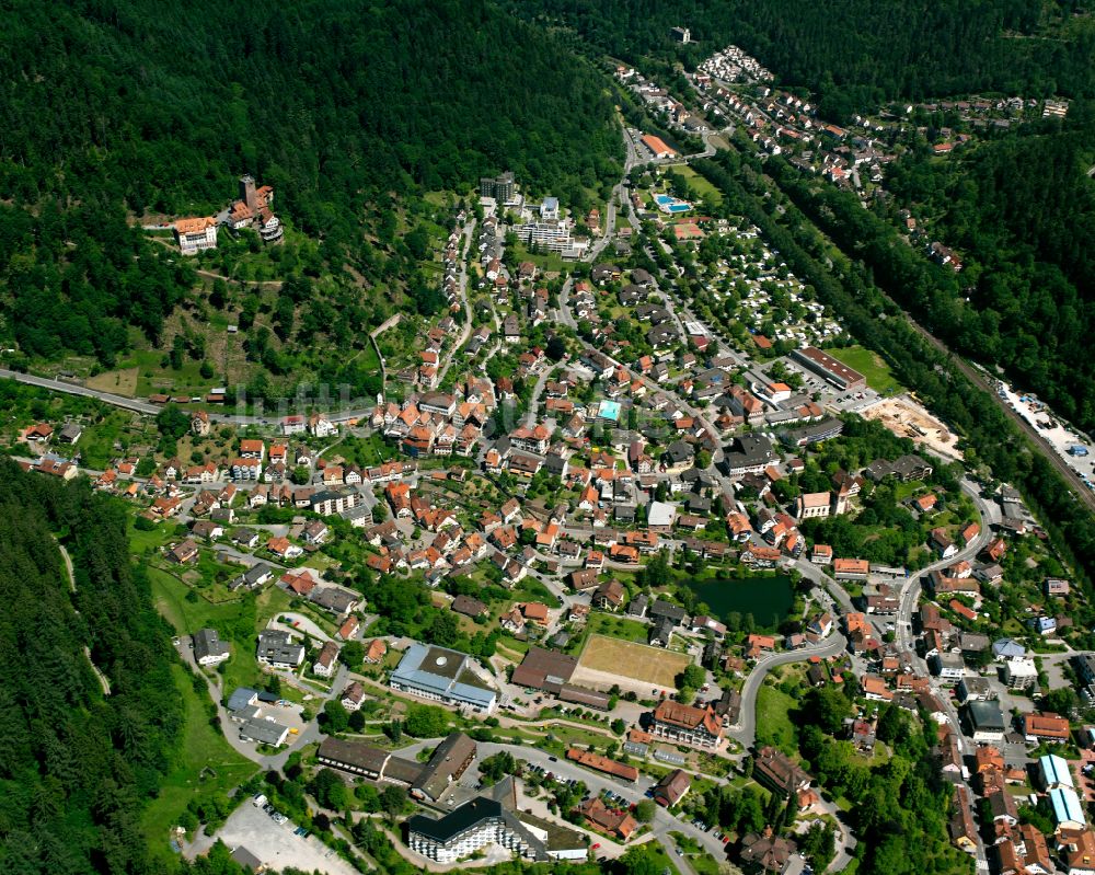 Luftaufnahme Bad Liebenzell - Von Waldflächen umsäumtes Stadtgebiet in Bad Liebenzell im Bundesland Baden-Württemberg, Deutschland