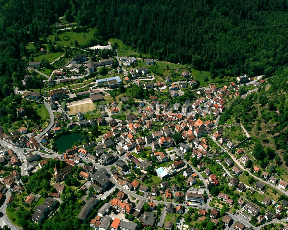 Bad Liebenzell von oben - Von Waldflächen umsäumtes Stadtgebiet in Bad Liebenzell im Bundesland Baden-Württemberg, Deutschland
