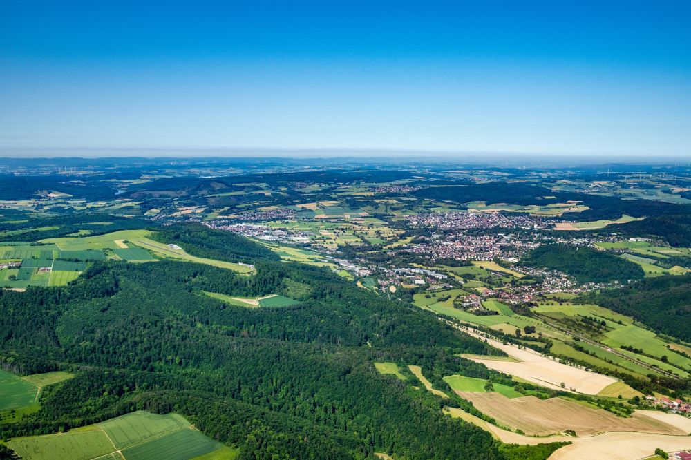 Bad Pyrmont aus der Vogelperspektive: Von Waldflächen umsäumtes Stadtgebiet in Bad Pyrmont im Bundesland Niedersachsen, Deutschland