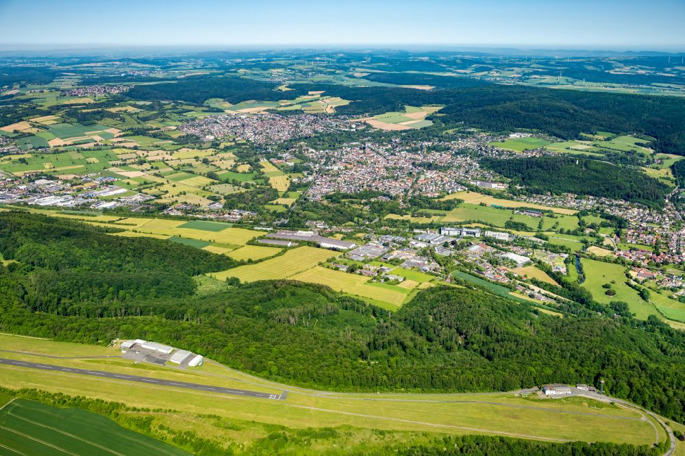 Bad Pyrmont von oben - Von Waldflächen umsäumtes Stadtgebiet in Bad Pyrmont im Bundesland Niedersachsen, Deutschland