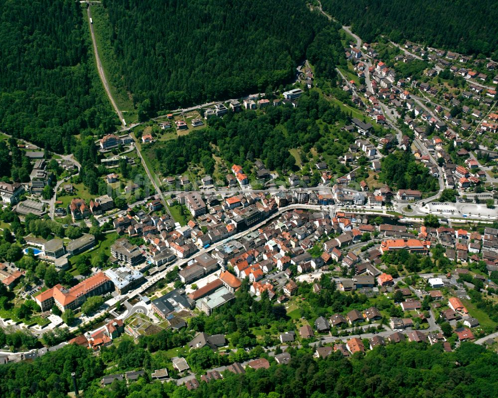 Bad Wildbad von oben - Von Waldflächen umsäumtes Stadtgebiet in Bad Wildbad im Bundesland Baden-Württemberg, Deutschland