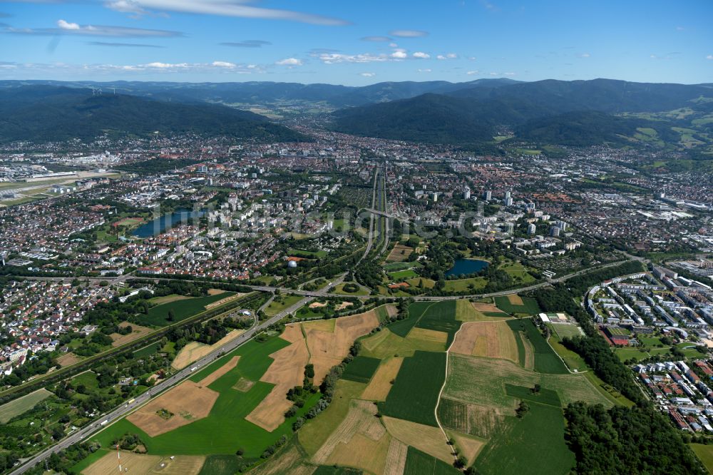 Luftaufnahme Betzenhausen - Von Waldflächen umsäumtes Stadtgebiet in Betzenhausen im Bundesland Baden-Württemberg, Deutschland