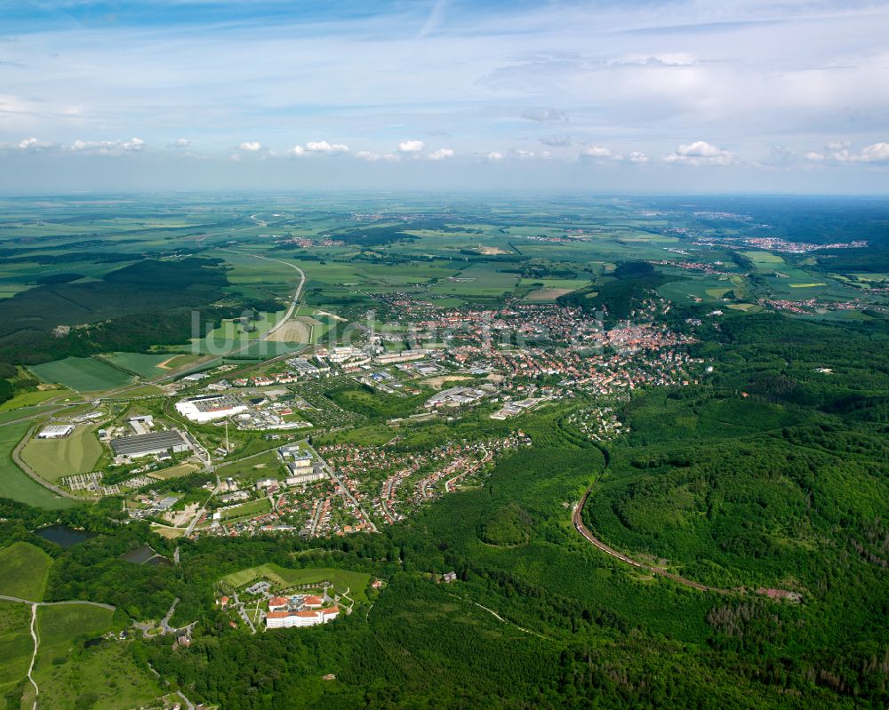 Luftaufnahme Blankenburg (Harz) - Von Waldflächen umsäumtes Stadtgebiet in Blankenburg (Harz) im Bundesland Sachsen-Anhalt, Deutschland