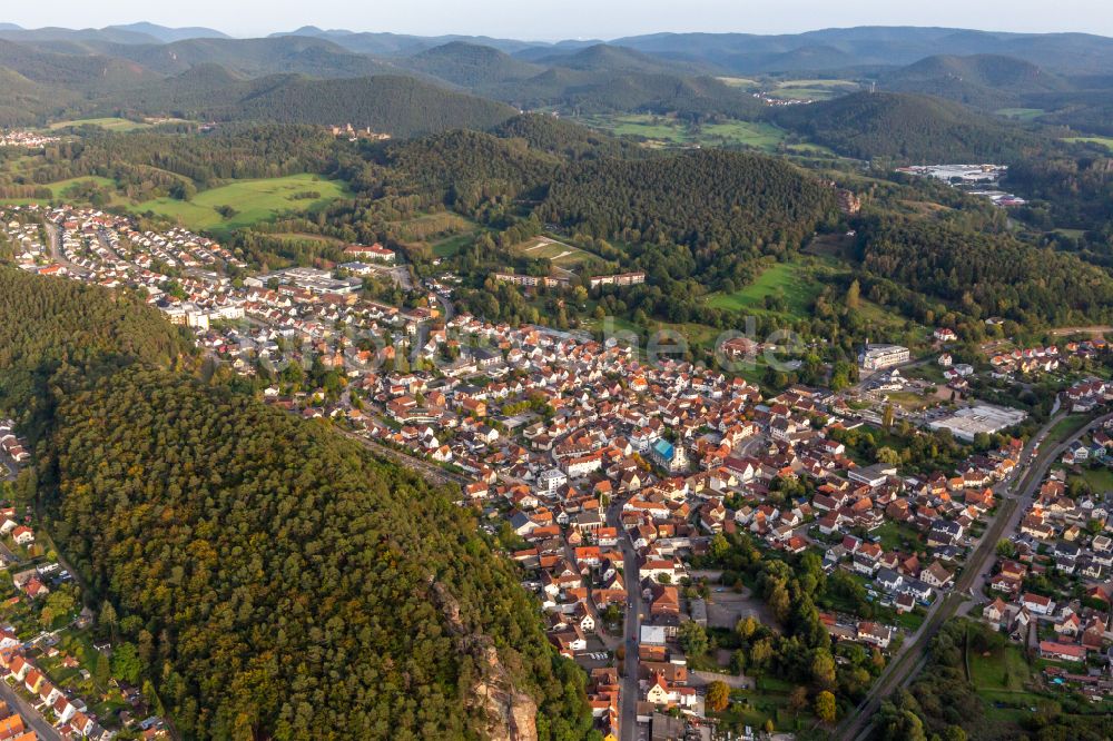 Luftbild Dahn - Von Waldflächen umsäumtes Stadtgebiet in Dahn im Bundesland Rheinland-Pfalz, Deutschland
