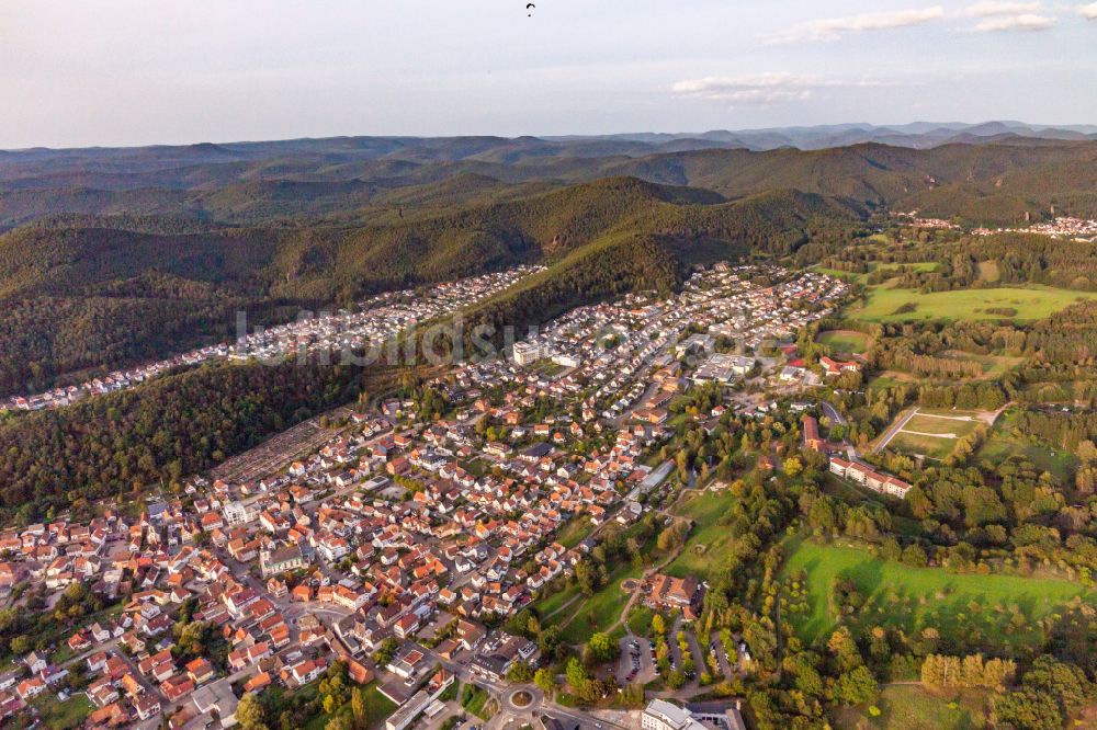 Dahn aus der Vogelperspektive: Von Waldflächen umsäumtes Stadtgebiet in Dahn im Bundesland Rheinland-Pfalz, Deutschland