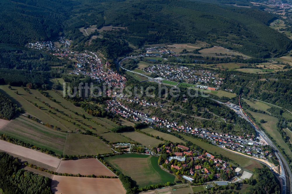 Hohenroth aus der Vogelperspektive: Von Waldflächen umsäumtes Stadtgebiet in Hohenroth im Bundesland Bayern, Deutschland