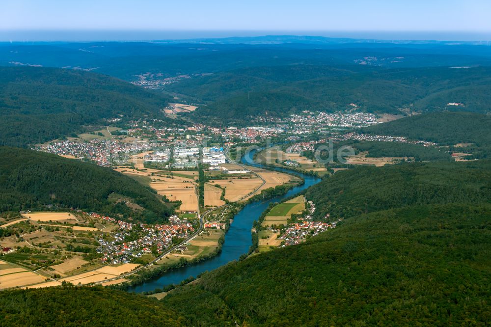 Lohr am Main aus der Vogelperspektive: Von Waldflächen umsäumtes Stadtgebiet in Lohr am Main im Bundesland Bayern, Deutschland