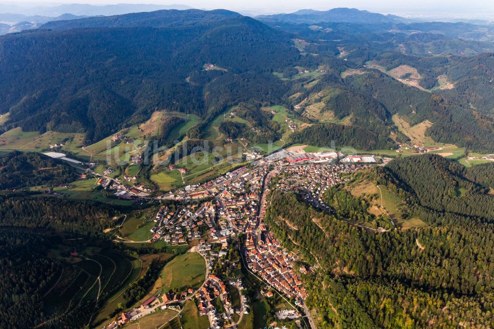 Luftaufnahme Oppenau - Von Waldflächen umsäumtes Stadtgebiet in Oppenau im Bundesland Baden-Württemberg, Deutschland