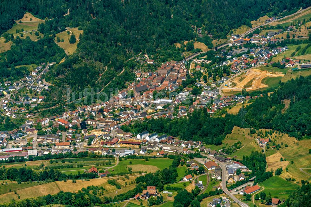 Oppenau aus der Vogelperspektive: Von Waldflächen umsäumtes Stadtgebiet in Oppenau im Bundesland Baden-Württemberg, Deutschland
