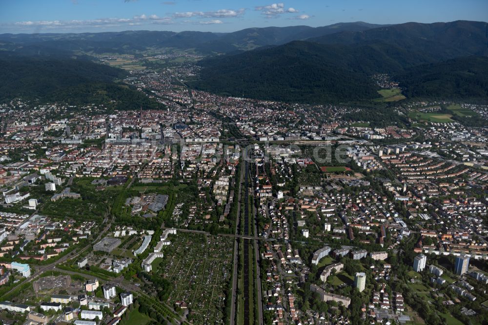 Luftbild Wiehre - Von Waldflächen umsäumtes Stadtgebiet in Wiehre im Bundesland Baden-Württemberg, Deutschland