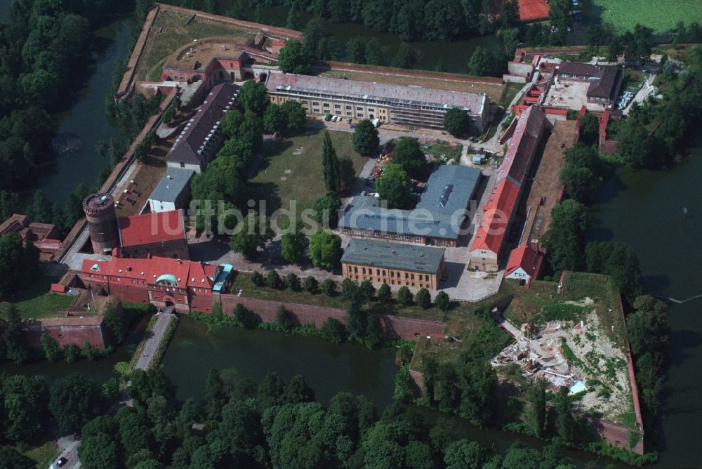 Luftaufnahme Berlin - Von den Wasserflächen der Havel umgebene Zitadelle Spandau von Berlin