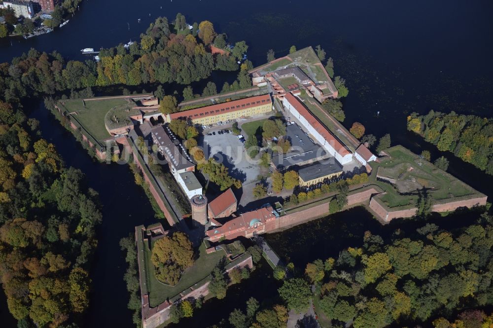 Berlin aus der Vogelperspektive: Von den Wasserflächen der Havel umgebene Zitadelle Spandau von Berlin