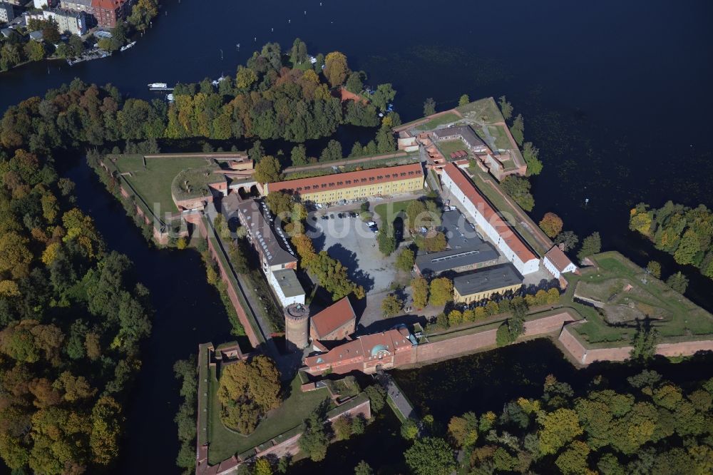 Luftaufnahme Berlin - Von den Wasserflächen der Havel umgebene Zitadelle Spandau von Berlin