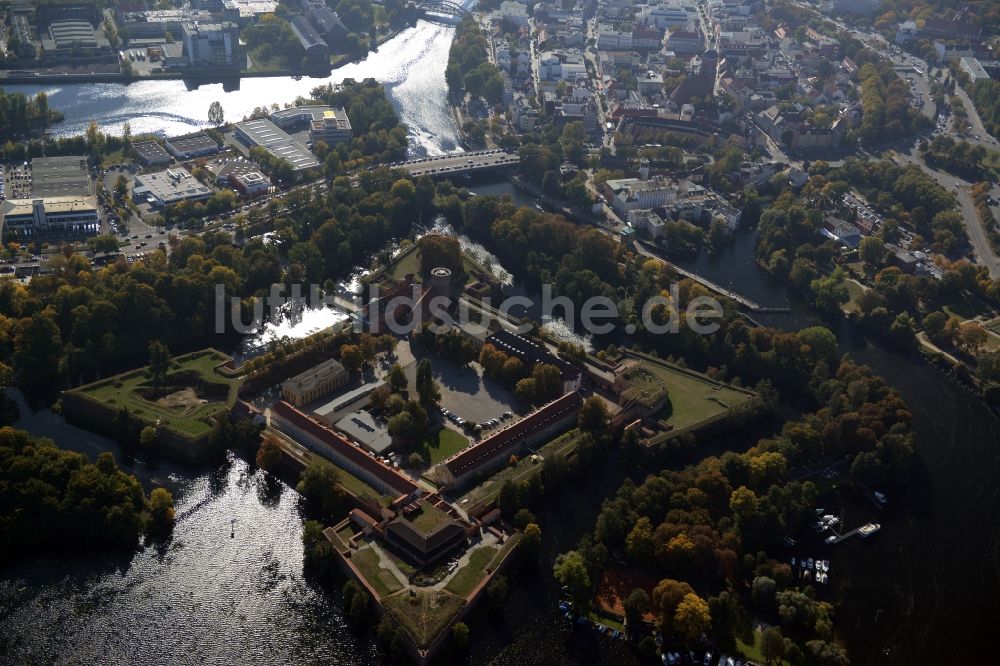 Berlin von oben - Von den Wasserflächen der Havel umgebene Zitadelle Spandau von Berlin