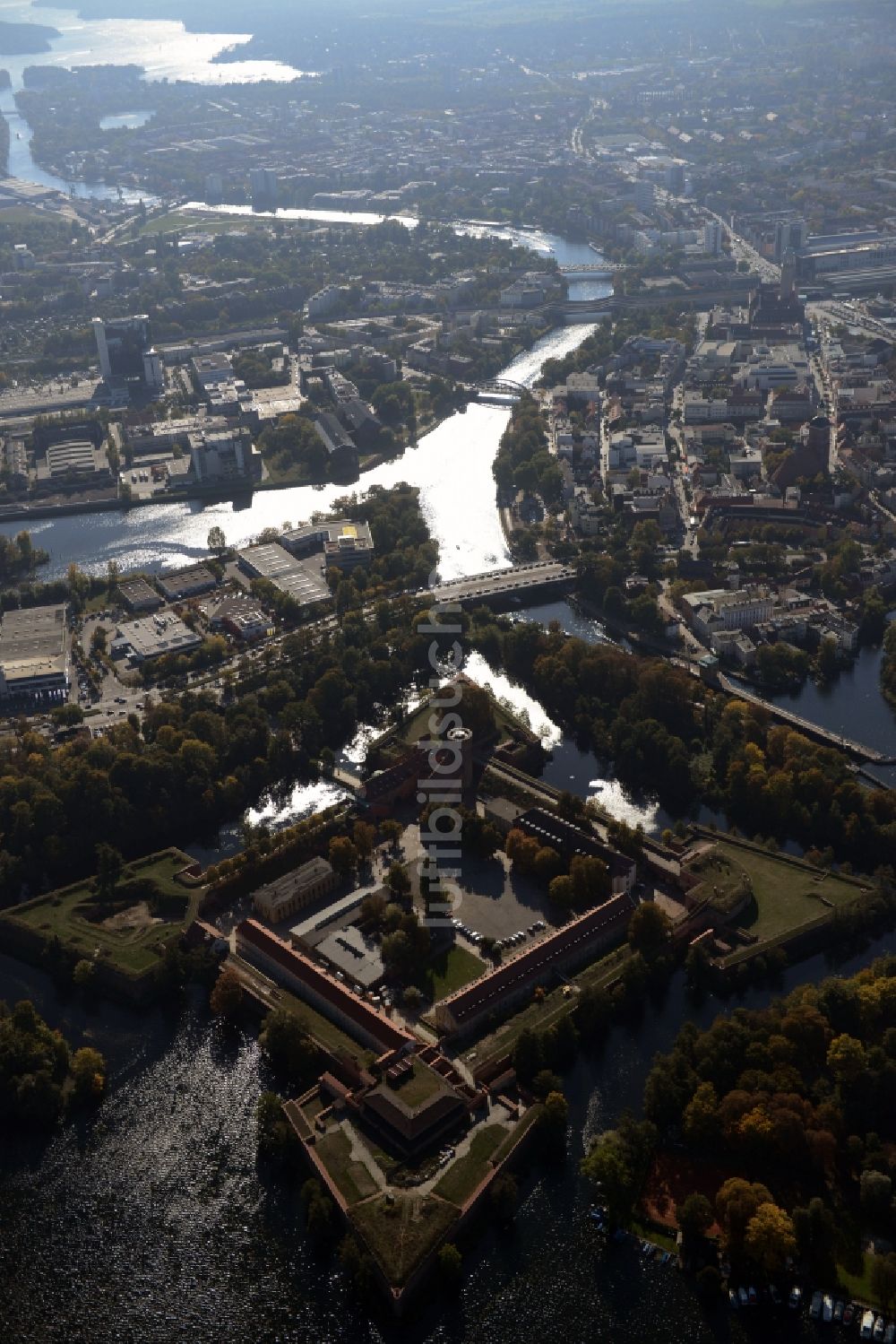 Luftbild Berlin - Von den Wasserflächen der Havel umgebene Zitadelle Spandau von Berlin