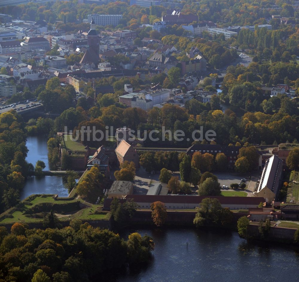 Berlin von oben - Von den Wasserflächen der Havel umgebene Zitadelle Spandau von Berlin