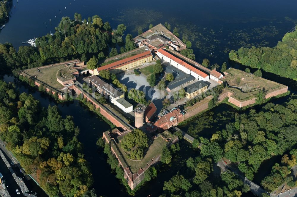 Berlin aus der Vogelperspektive: Von den Wasserflächen der Havel umgebene Zitadelle Spandau von Berlin