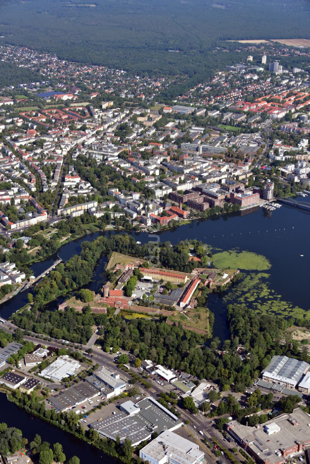 Luftbild Berlin - Von den Wasserflächen der Havel umgebene Zitadelle Spandau von Berlin