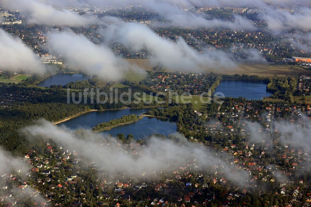 Luftbild Berlin - Von Wolken überzogenen Landschaft an den Kaulsdorfer Seen in Berlin - Kausldorf